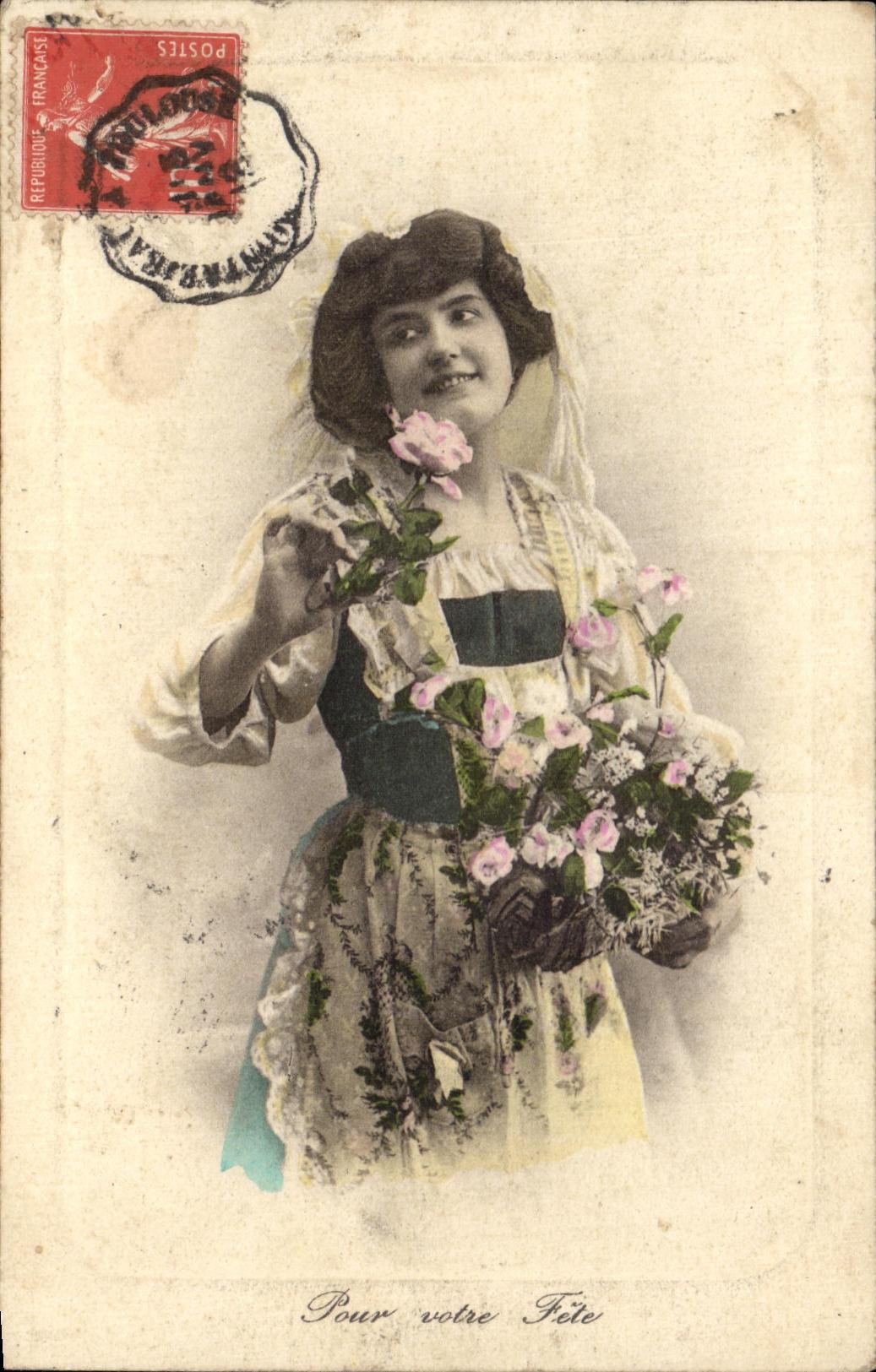 Jeune femme en robe fleurie tenant un bouquet — Pour votre Fête — Union Postale Universelle