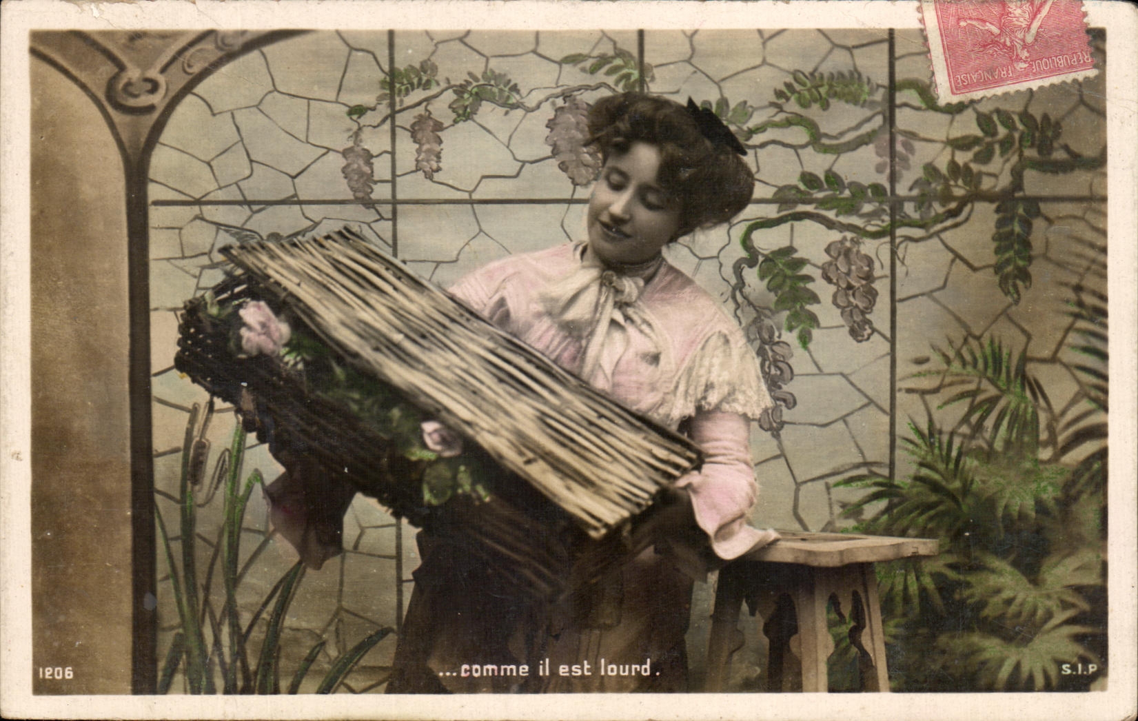 Femme tenant un panier de fleurs — ...comme il est lourd. — S.I.P. n°1206