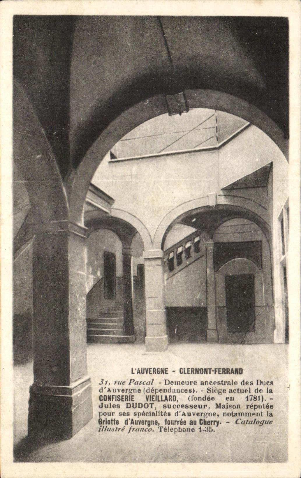 L'Auvergne - Clermont-Ferrand — Demeure ancestrale des Ducs d'Auvergne, siège de la confiserie Vieillard et maison Dudot — Catalogue illustré Franco