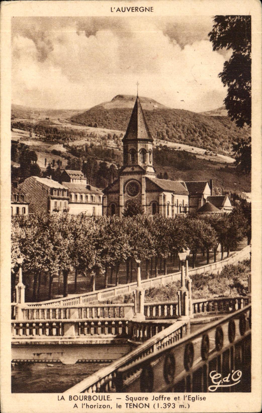 La Bourboule — Square Joffre et l'Église — A l'horizon, le Tenon (1.393 m.) — G.d'O