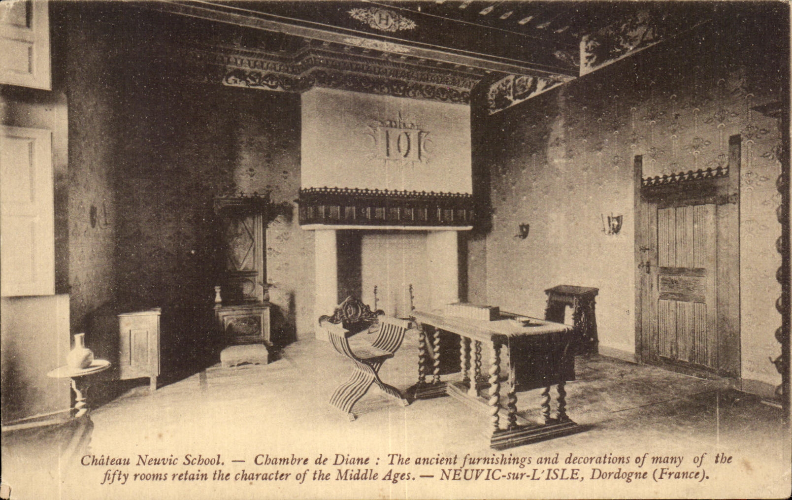 Chambre de Diane — Château Neuvic School — NEUVIC-sur-L'ISLE, Dordogne (France)