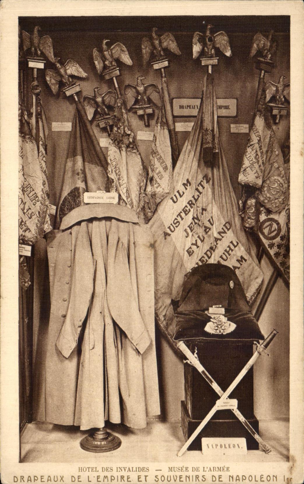 CPA Paris Hotel des Invalides Musee de l armee Drapeaux de l elpire et souvenirs de Napoleon 1er