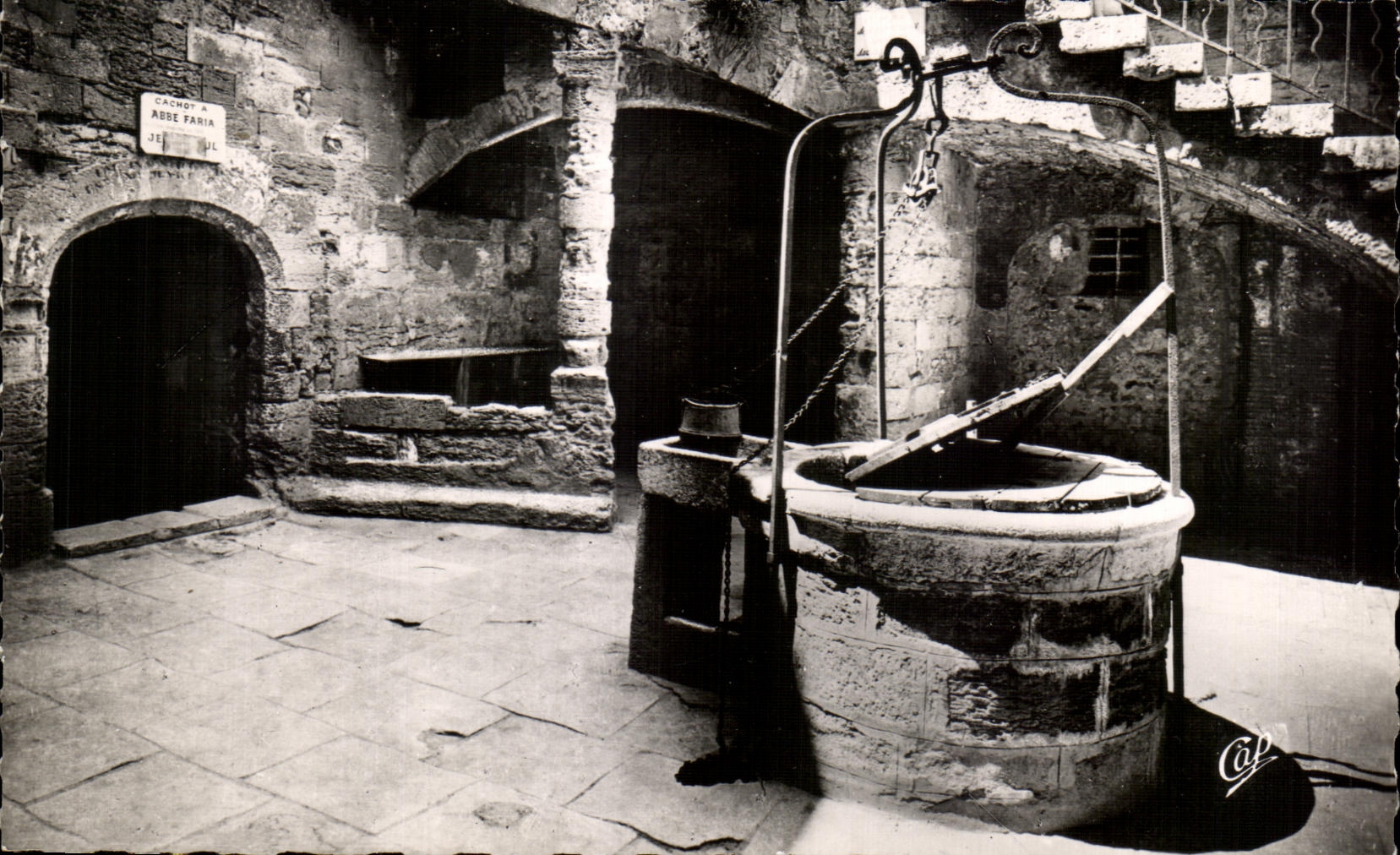 CPA Marseille Chateau D If La cour interieure du Donjon historique Le Puits et