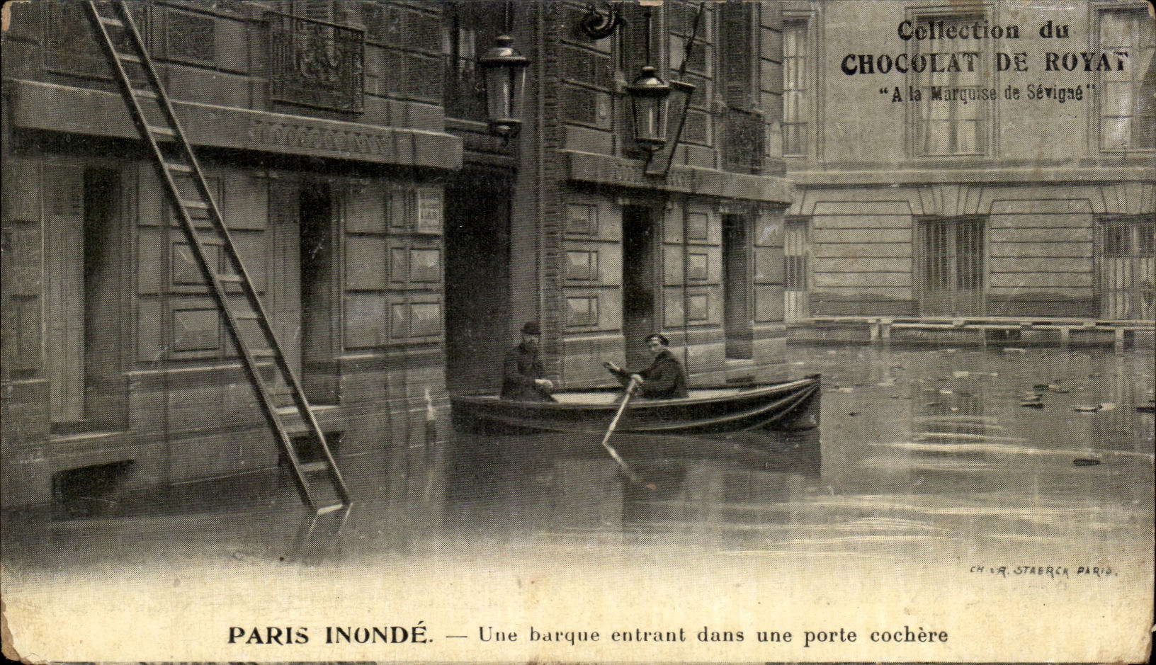 CPA Collection du Chocolat De Royat Paris Inonde Une Barque entrant dans une Porte cochere Inondations 1910