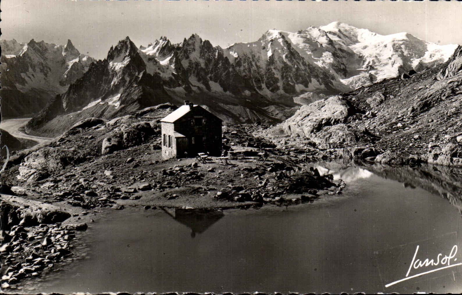 Le Refuge du Lac Blanc — chaîne des Aiguilles et le Mont Blanc (4807 m) — Jansol