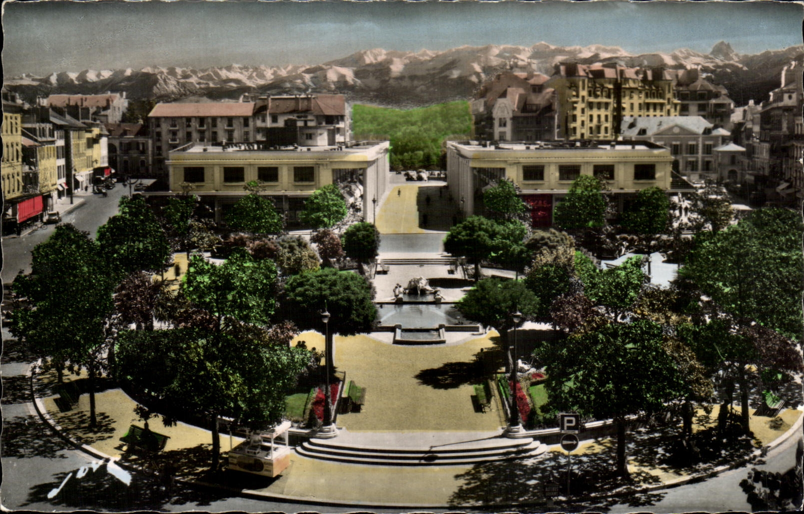 CPA Pau La Place Clemenceau et la chaine des Pyrenees