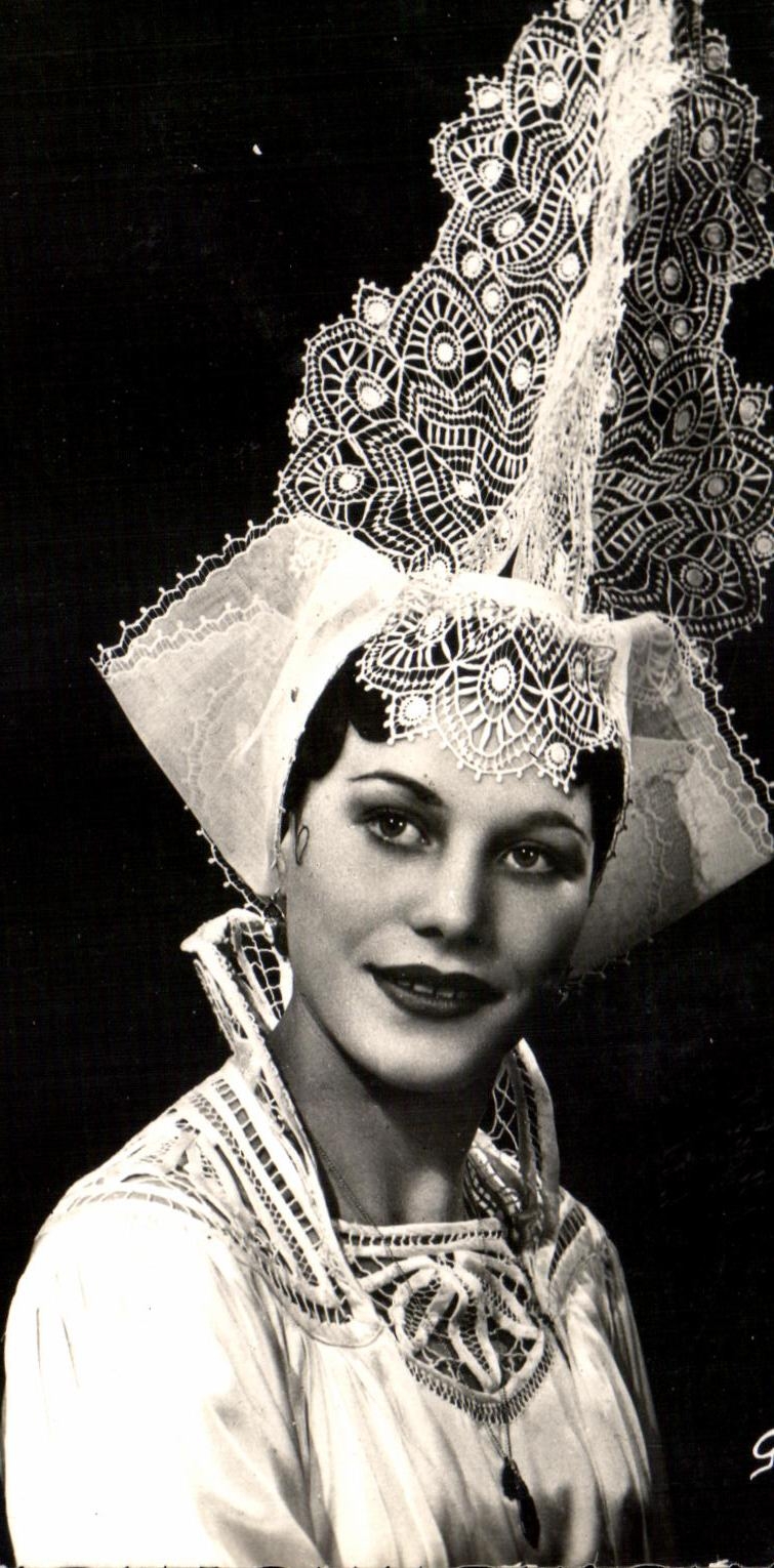 CPA Costumes Sablaise Etude de Coiffe Folklore