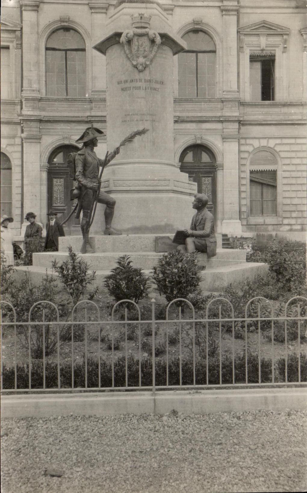 CARTE PHOTO Aux enfants de St Julien morts pour la france 