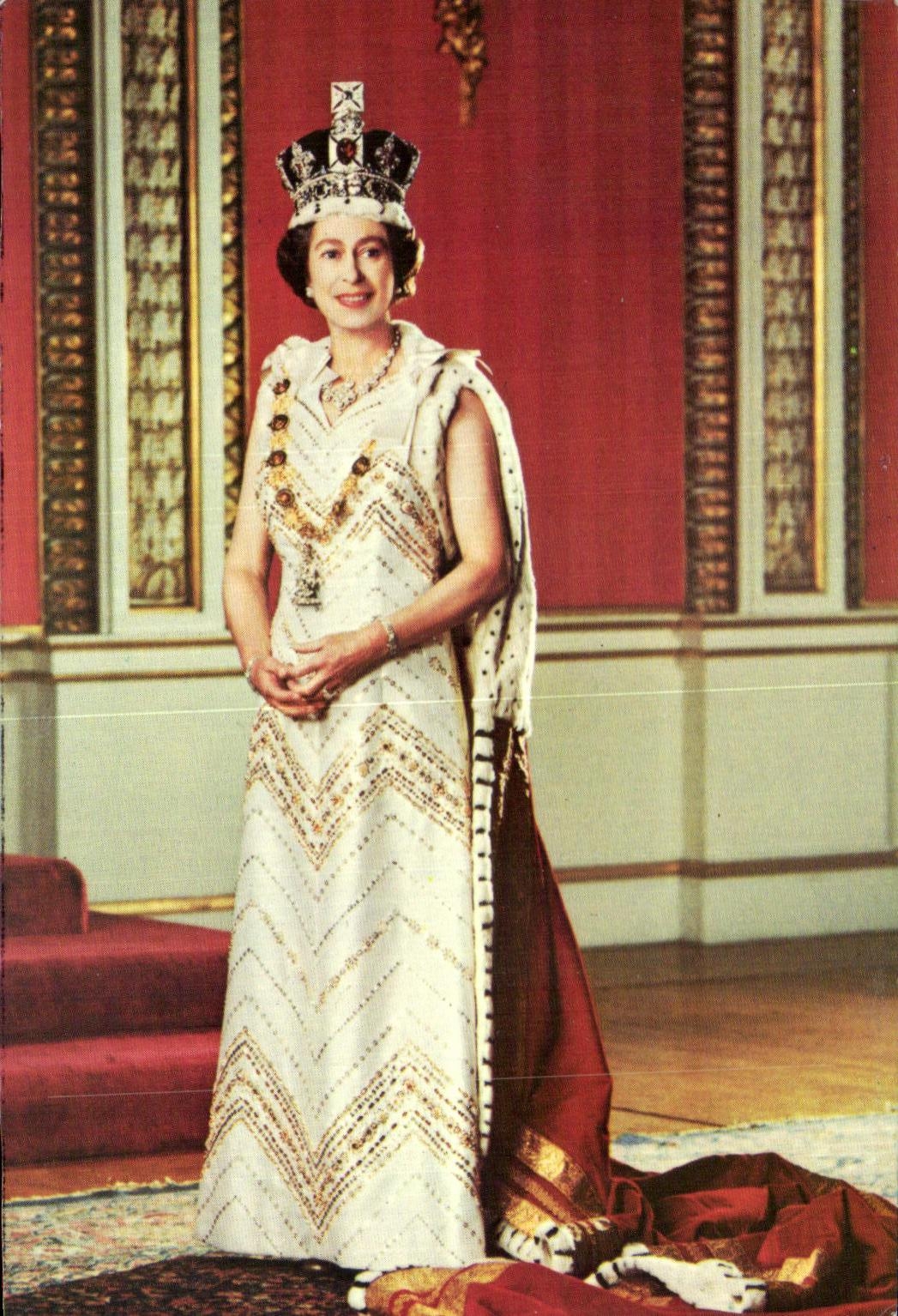 La Reine Élisabeth II — couronnée — photographie de l'HM SO