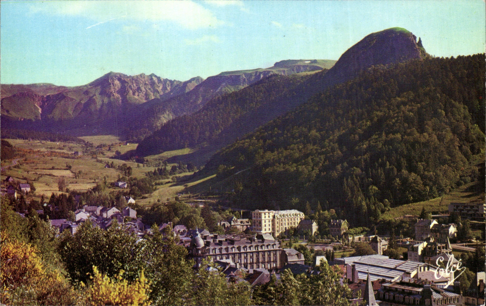 Le Mont-Dore — Vue générale vers le Capucin et le Sancy (Alt. 1.886 m) — Élèce