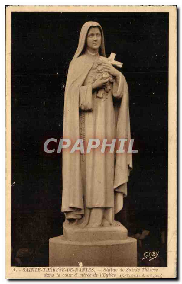CPA Sainte Therese De Nantes Statue de Saint Therese dans la cour d mtree de I Eglise