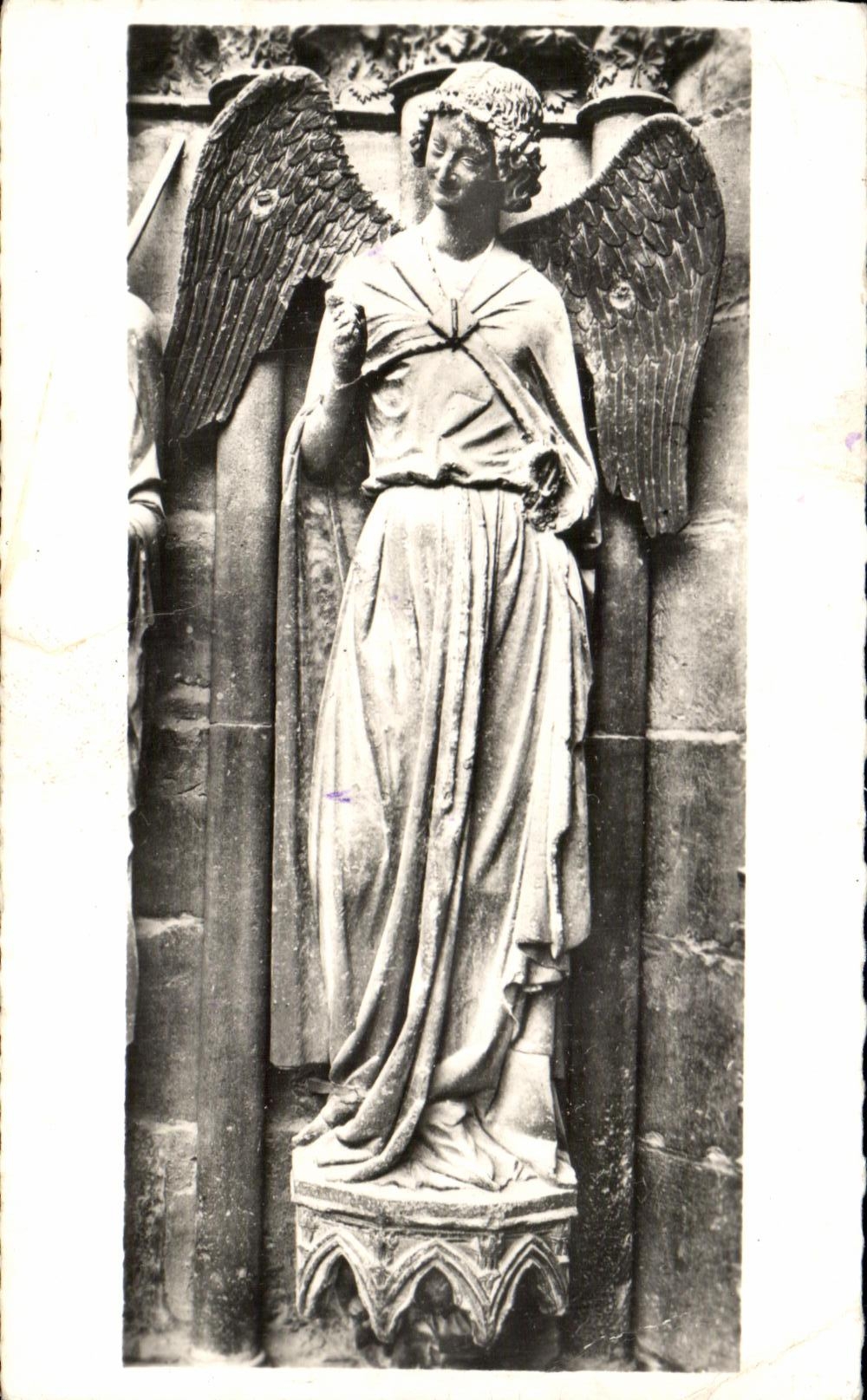 CPA Cathedrale De Reims L Ange Gardien de Saint Nicaise nomme Parche Nord du Grand Portail