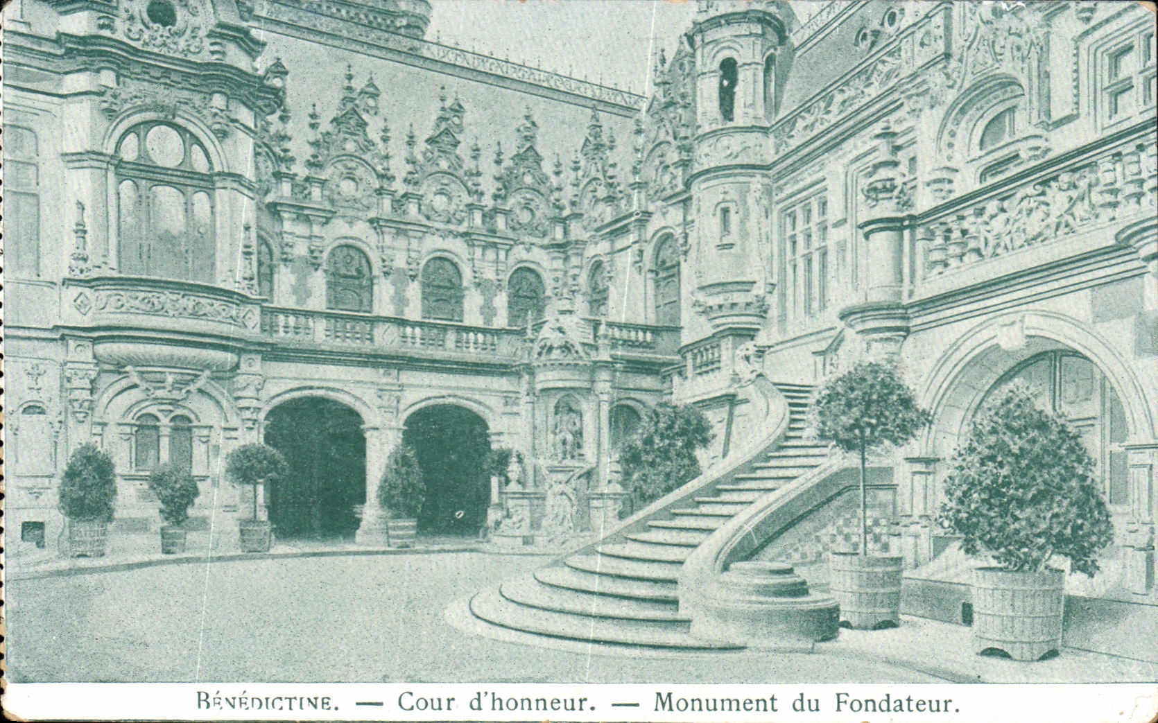 CPA Benedictine Cour d honneur Monument du Fondateur