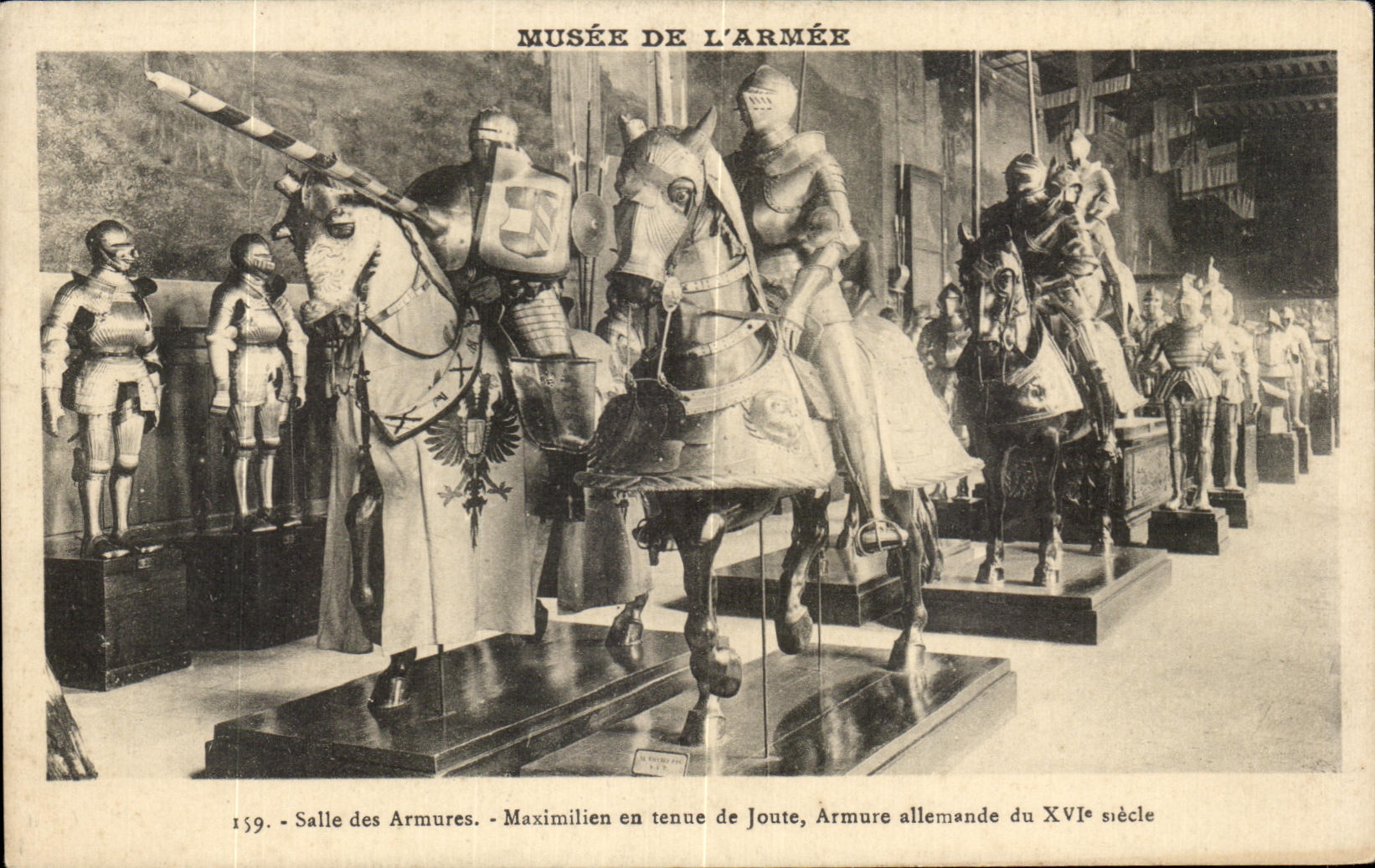 CPA Salle des Armures Maximilien en tenue de Joute Armure allemande du XVI siecle Militaria 