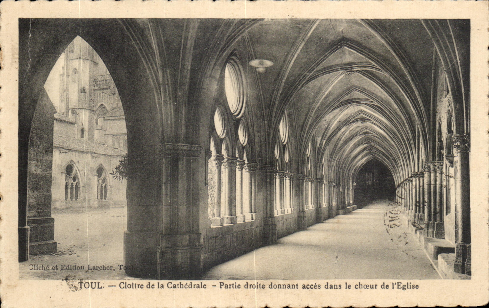 TOUL — Cloître de la Cathédrale — Partie droite donnant accès dans le chœur de l'Église — Édition Larcher, Toul