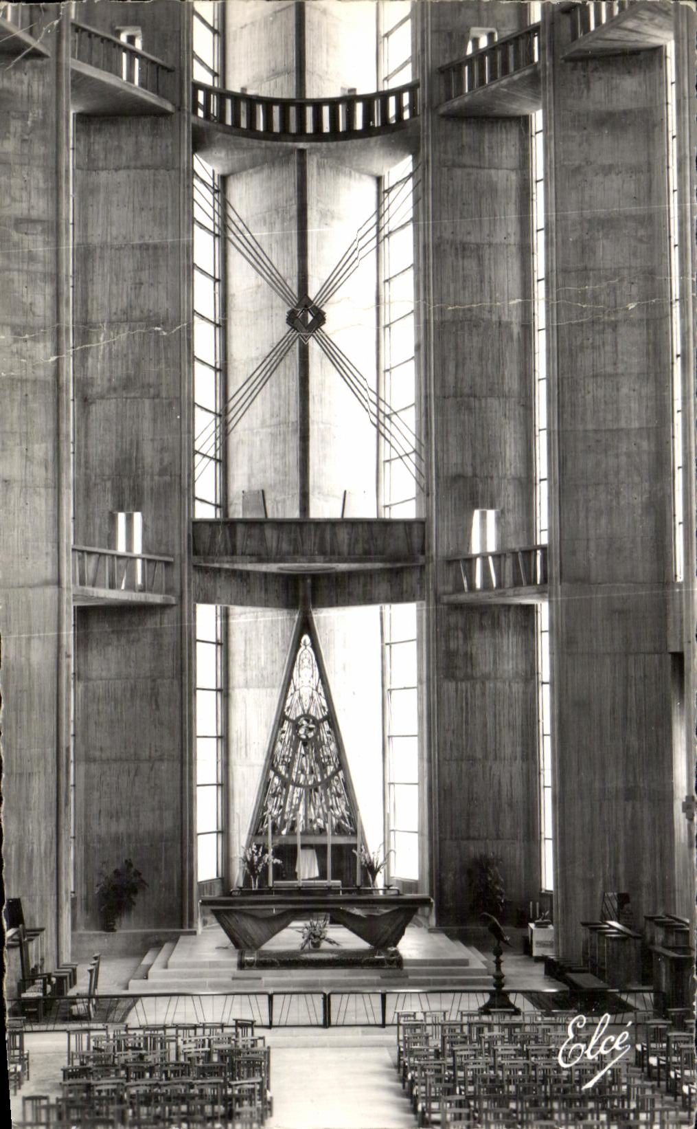 CPA Royan Interier de la nouvelle Eglise Architecte G Gillet
