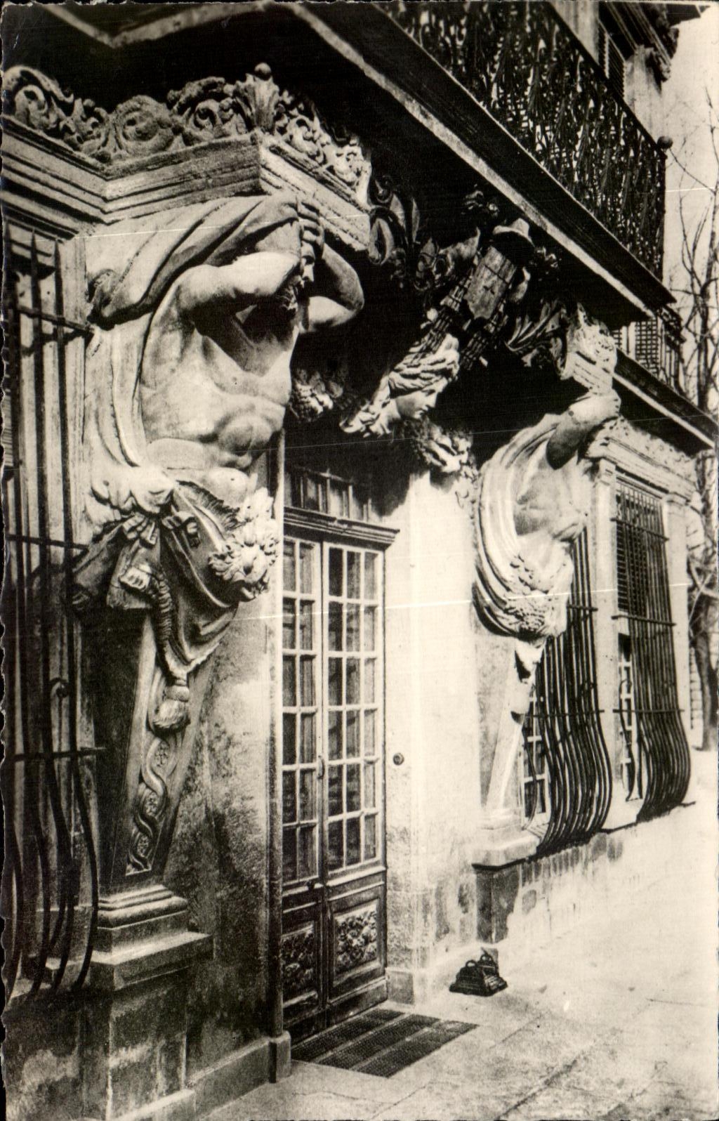 Aix-en-Provence — Cariatides de la Villa d'Art — Éditions Mar de Gimlez