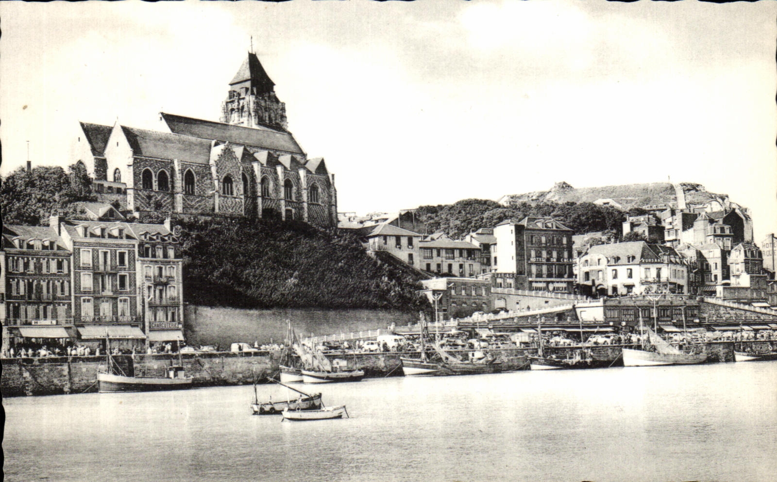 CPA Le Treport L Eglise St Jacques et le Port Bateaux 