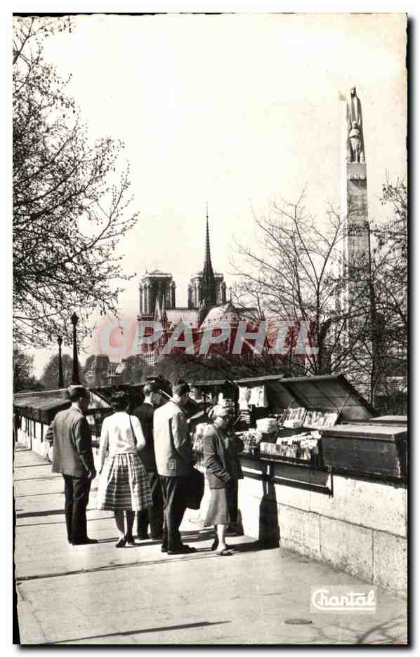 CPA Paris Notre Dame Statue de Saint Genevieve Les Bouquinistes