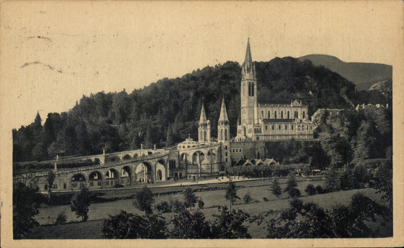 CPA Lourdes La Baslllque et le Calvaire