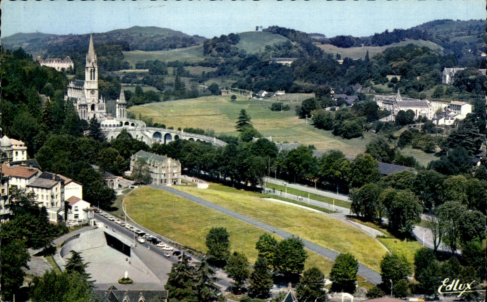 CPA Lourdes La Baslllque et la Basilique Souterraine St Pie X