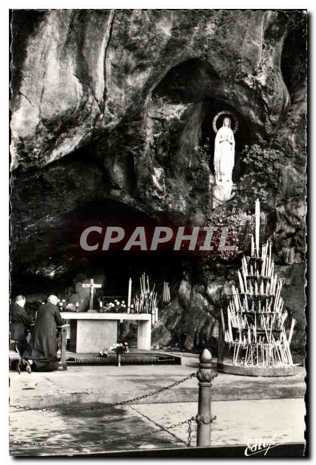 CPA Lourdes La Grotte Miraculeuse don’t le Nouvel Autel a ete Consacre le 27 Janvier 1958