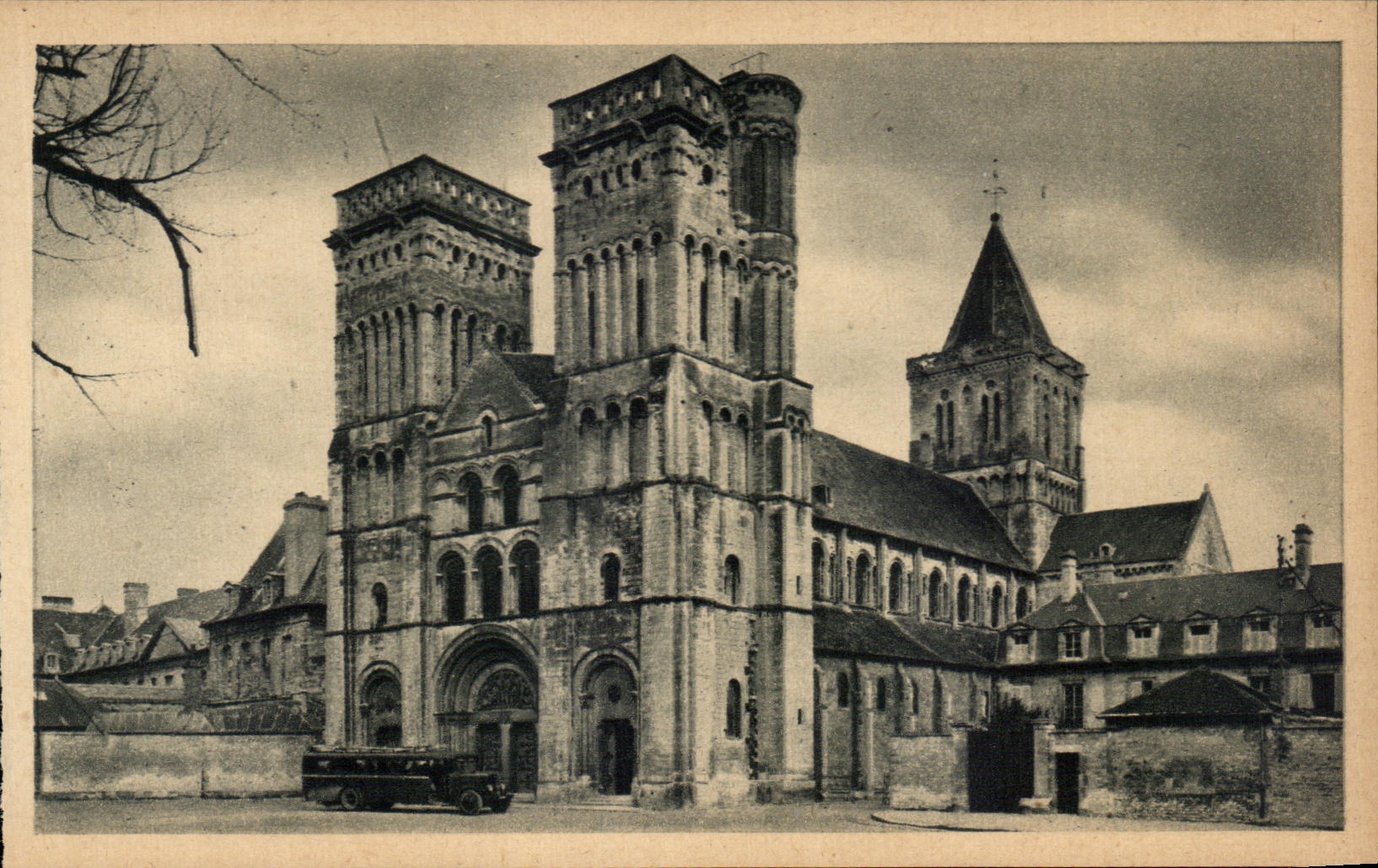 CPA Caen Abbaye aux Dames ou de la Trinite Trinity abbey