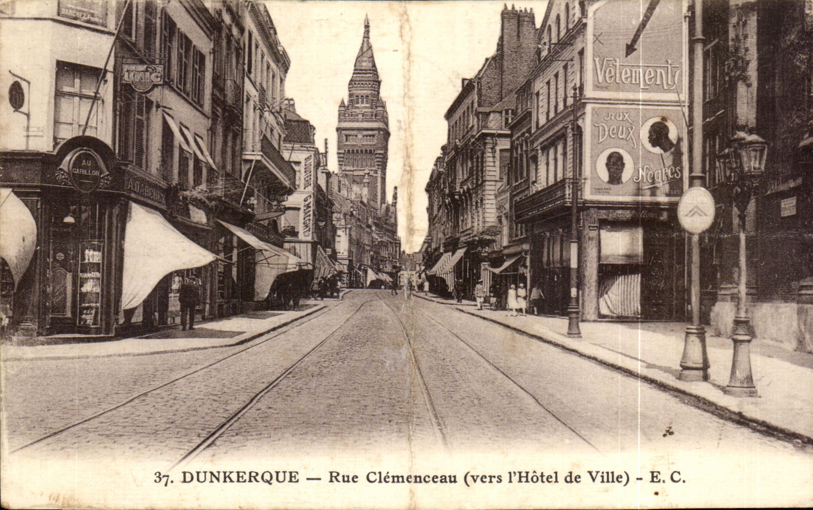 CPA Dunkerque Rue Clemanceau Hotel de ville Au Carillon 