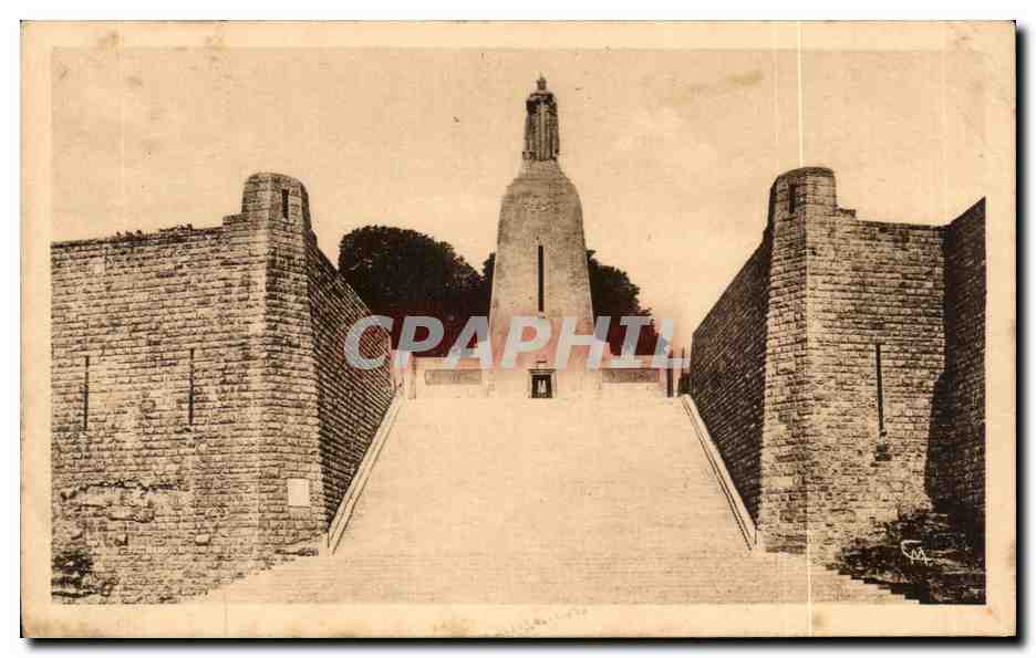 CPA Verdun Rue Mazel Monument a la Victoire etaux Soldats de dun