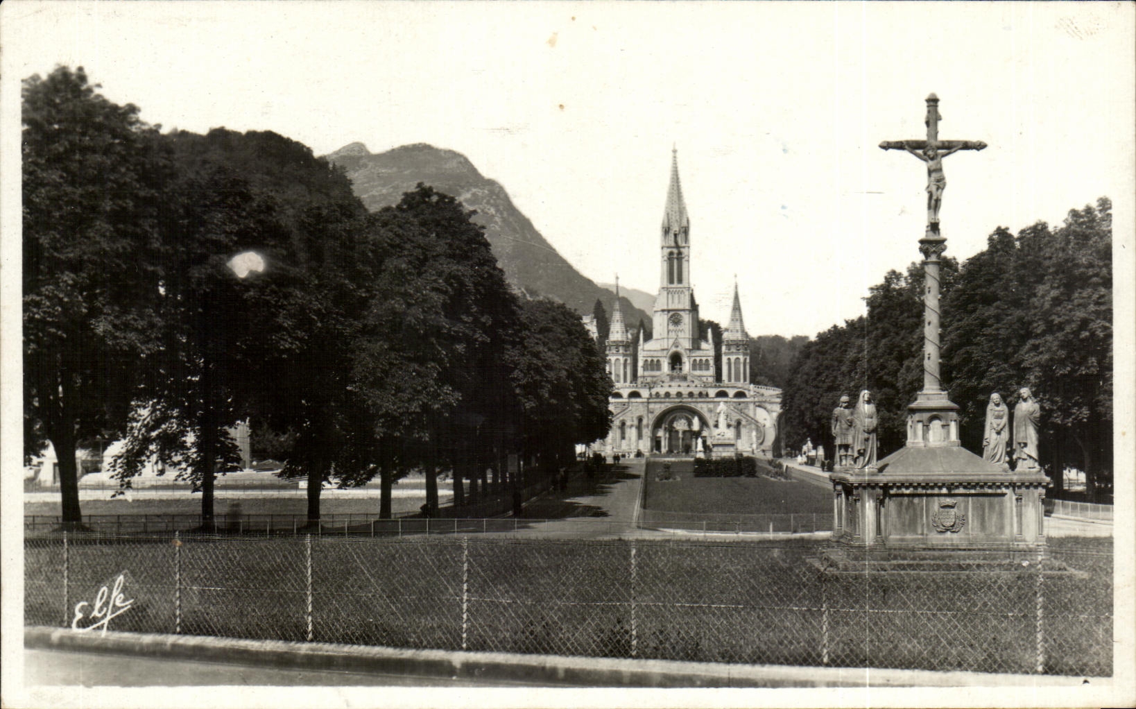 CPA Pyrenees Ocean Lourdes La Croix des Bretons L Esplanade et la Berilique
