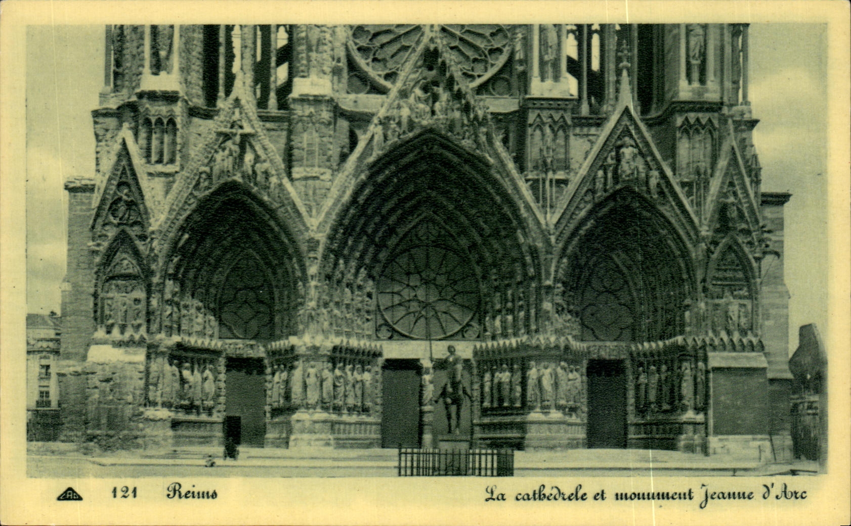 Reims — La cathédrale et monument Jeanne d'Arc — éditeur CPA PHIL, n° 121