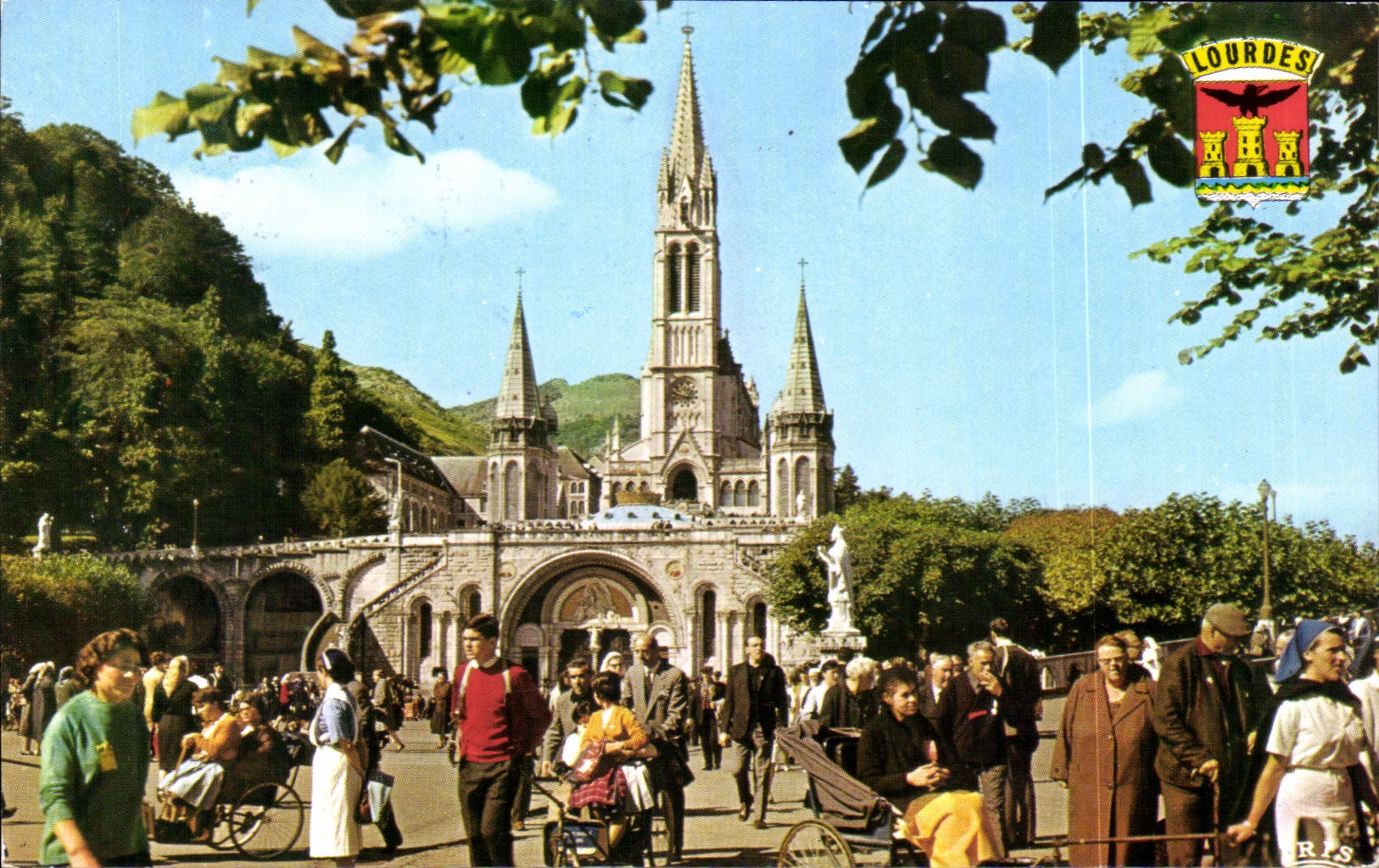 CPA Lourdes Les Malades reviennent de la Grotte