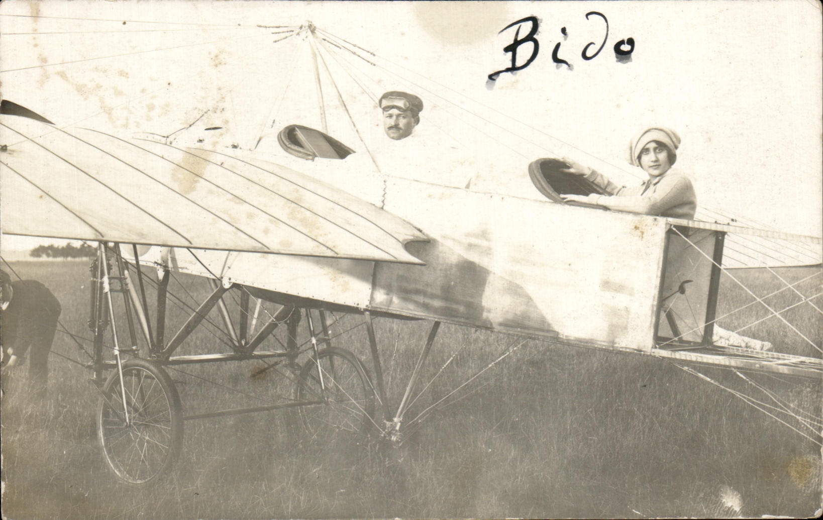 Pilote et passagère dans un avion biplan — Photo Héméry, à Dieppe