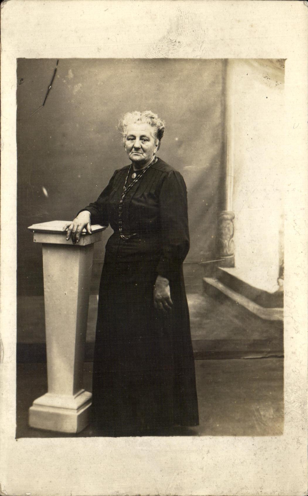 CARTE PHOTO Vieille femme