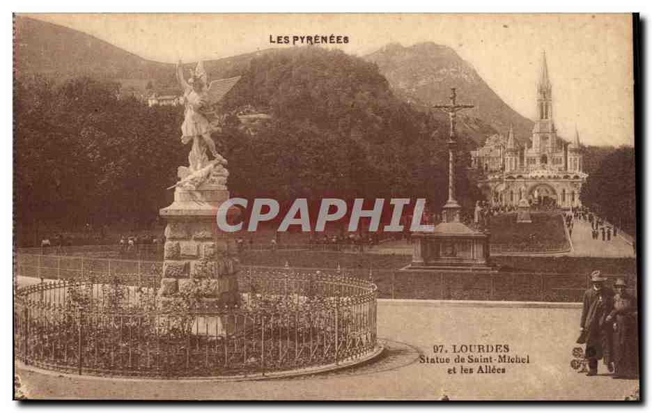 CPA Lourdes Statue de Saint Michel et les allees