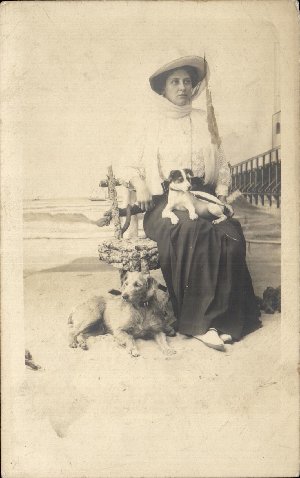 CARTE PHOTO Femme et ses chiens Folklore