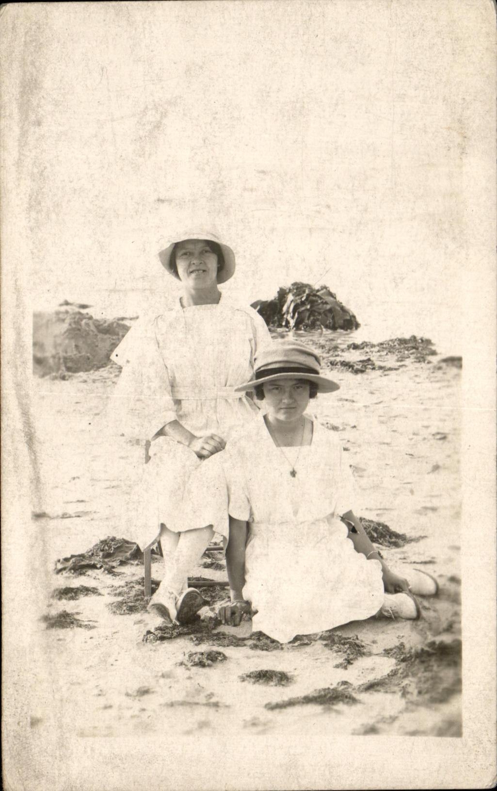 CARTE PHOTO Femmes a la plage Folklore