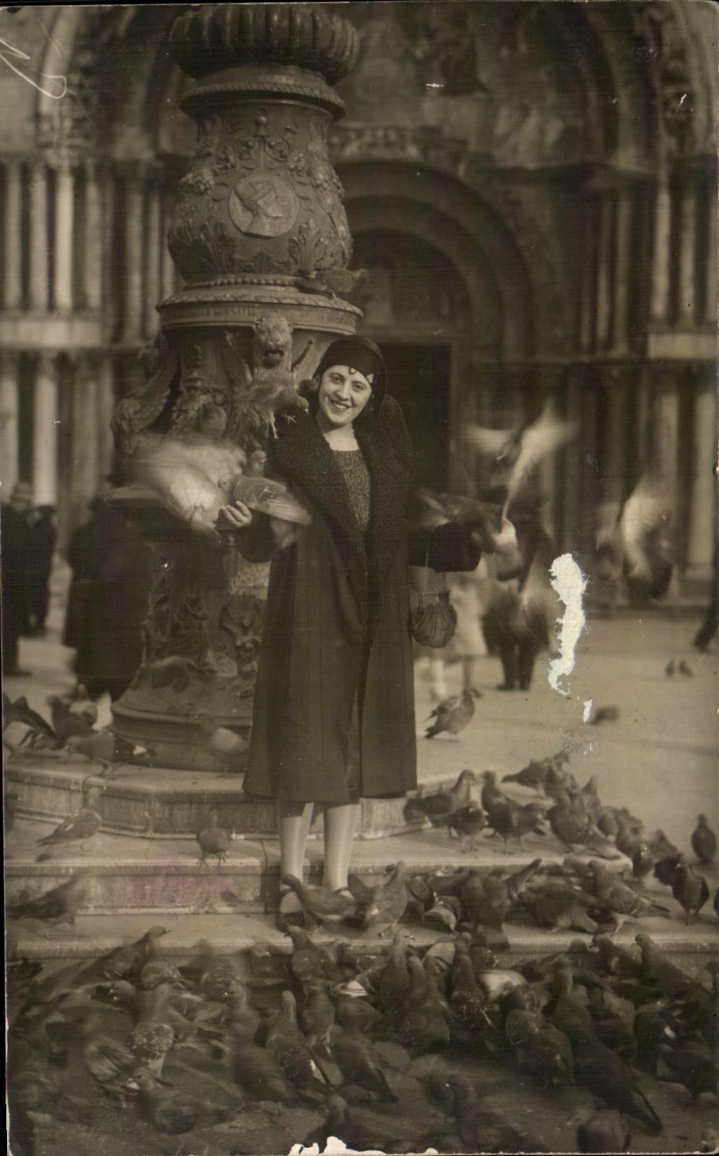 CARTE PHOTO Femme et pigeons 