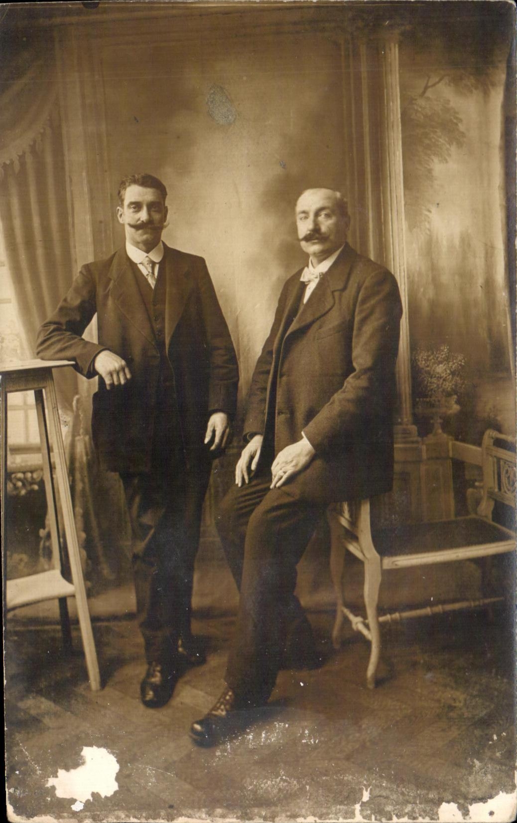 CARTE PHOTO Hommes en costumes