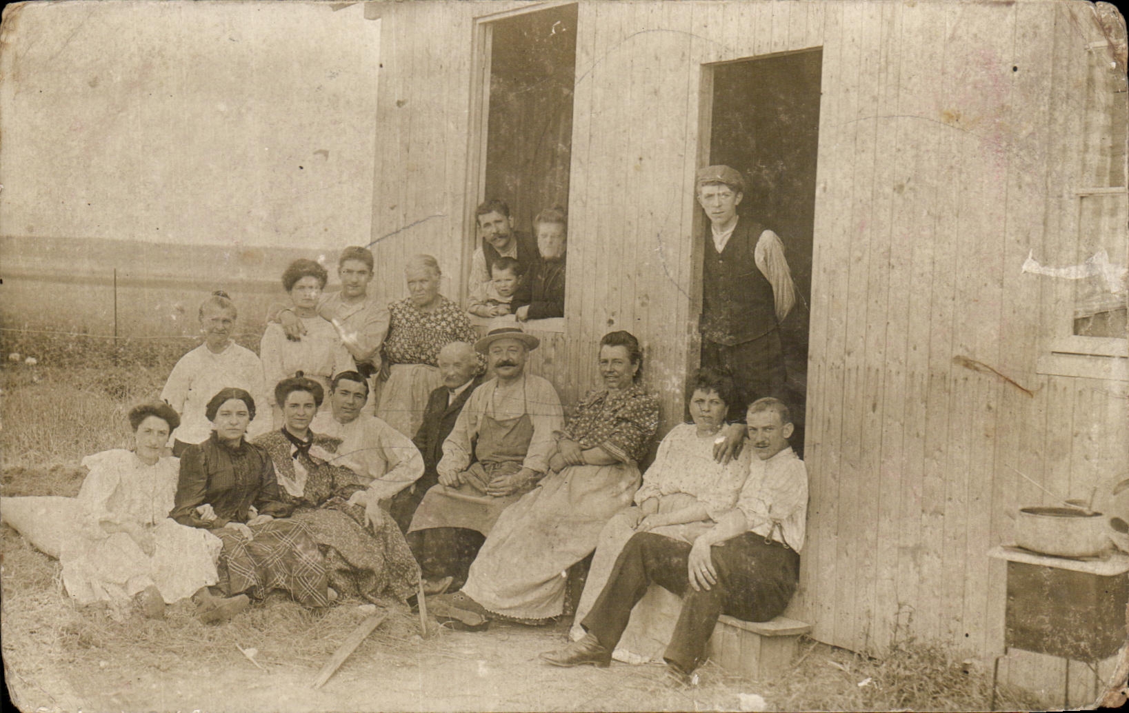 CARTE PHOTO Paysans a al campagne 