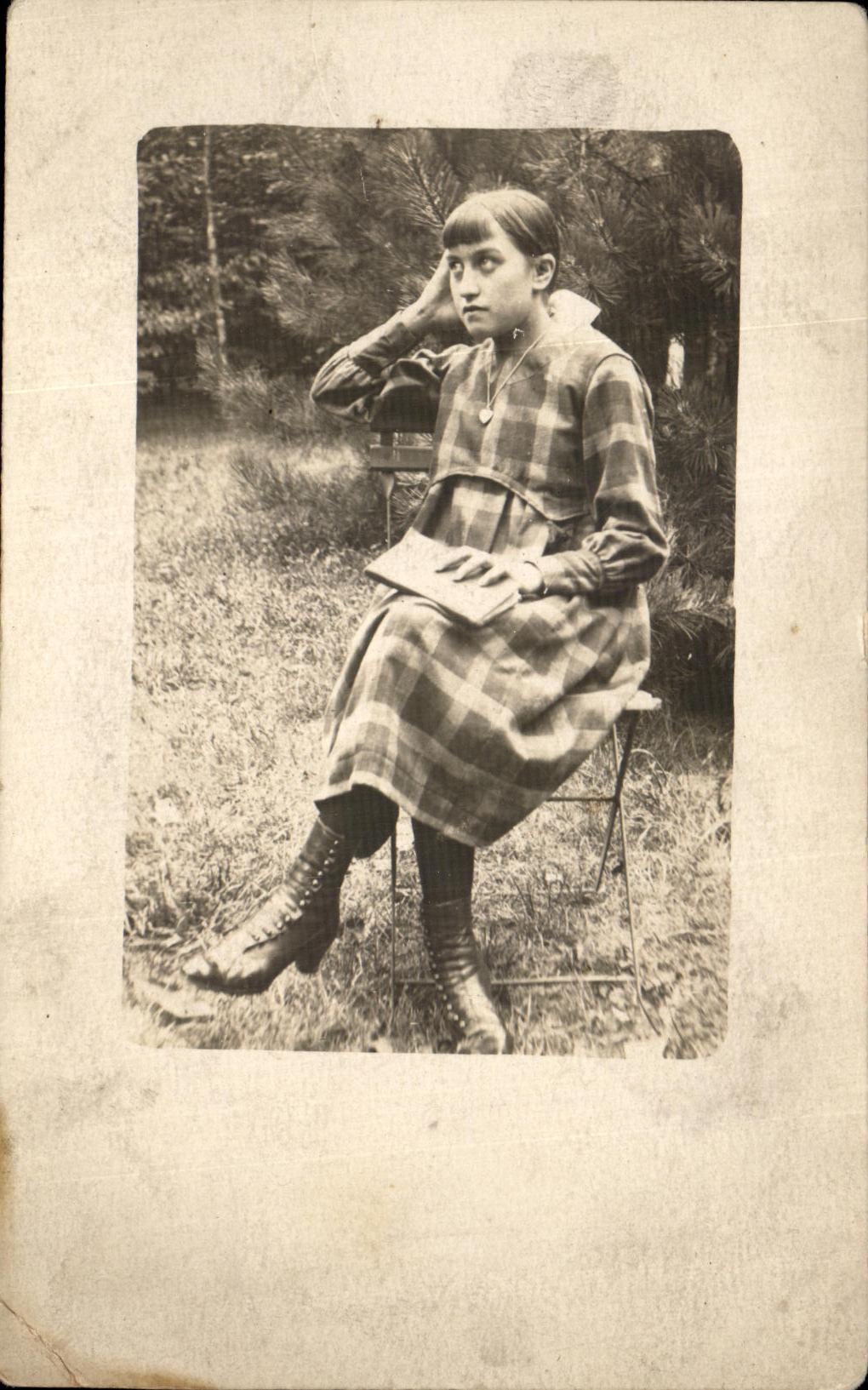 CARTE PHOTO Jeune femme