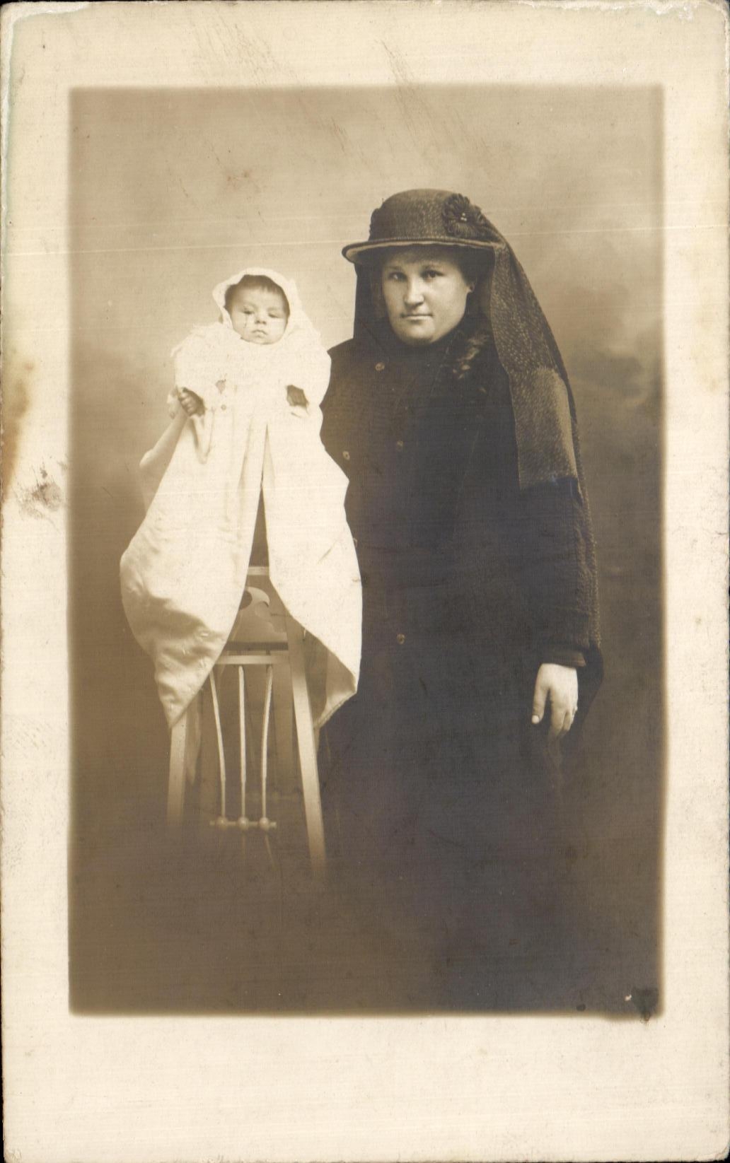 CARTE PHOTO Femme Folklore Enfant Bebe