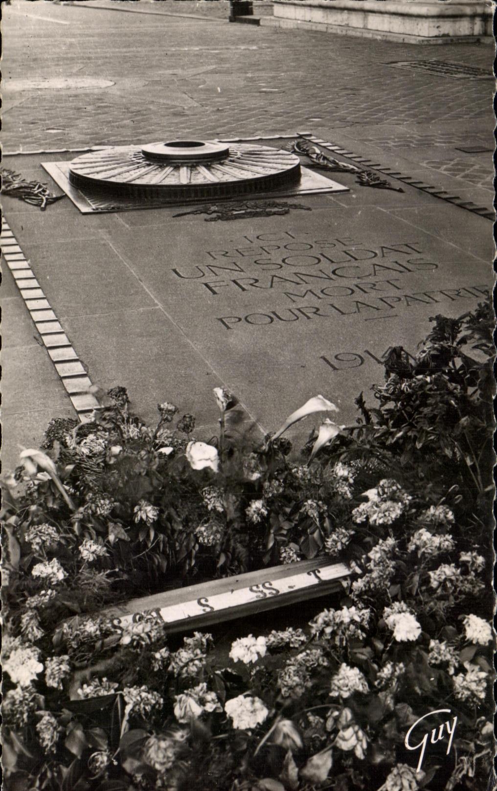 CPA Paris et ses Merveilles Tombe du Soldat Inconnu sous I arc triomphe de I Etoile