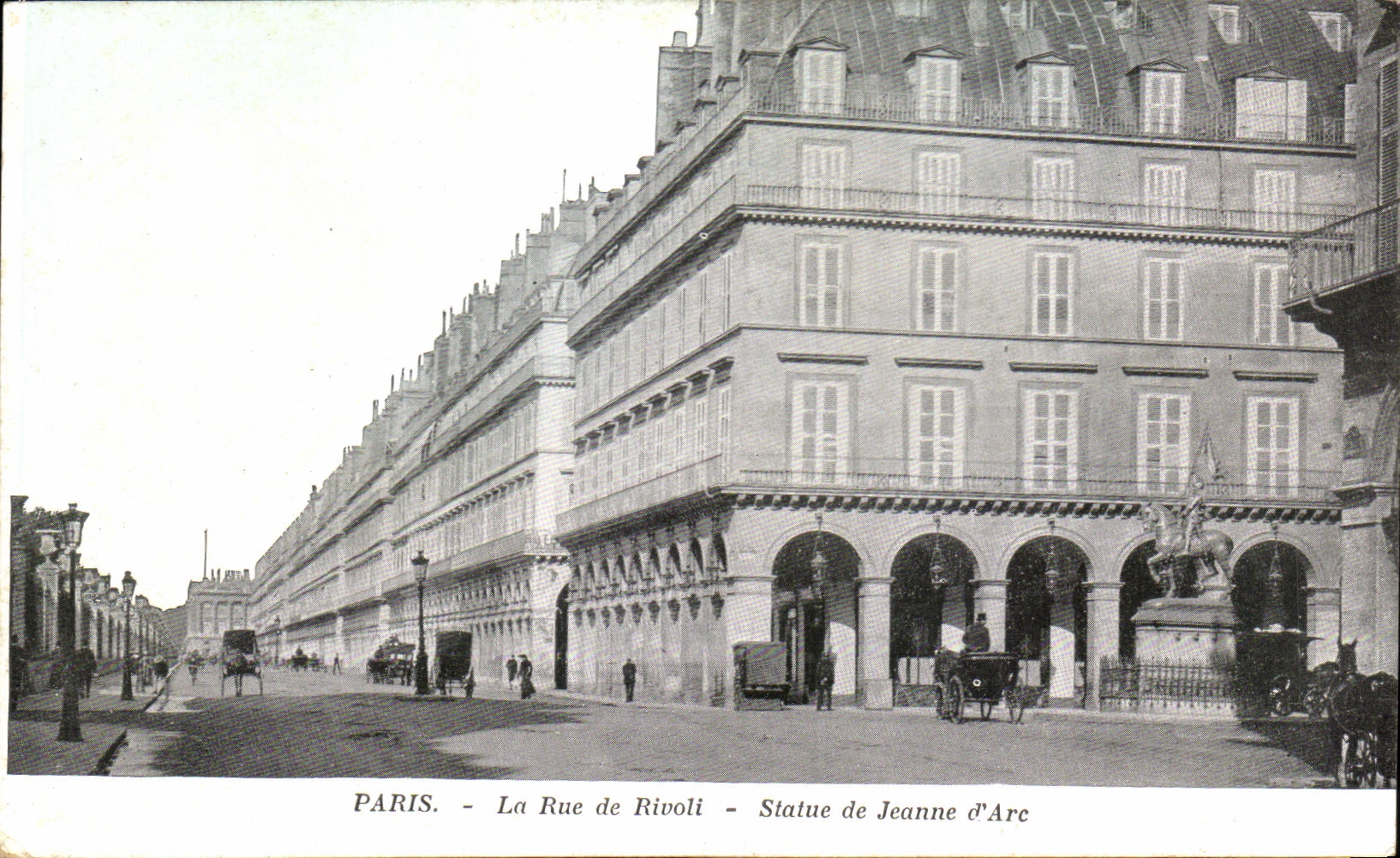 CPA Paris La Rue de Rivoli Statue de Jeanne d Arc