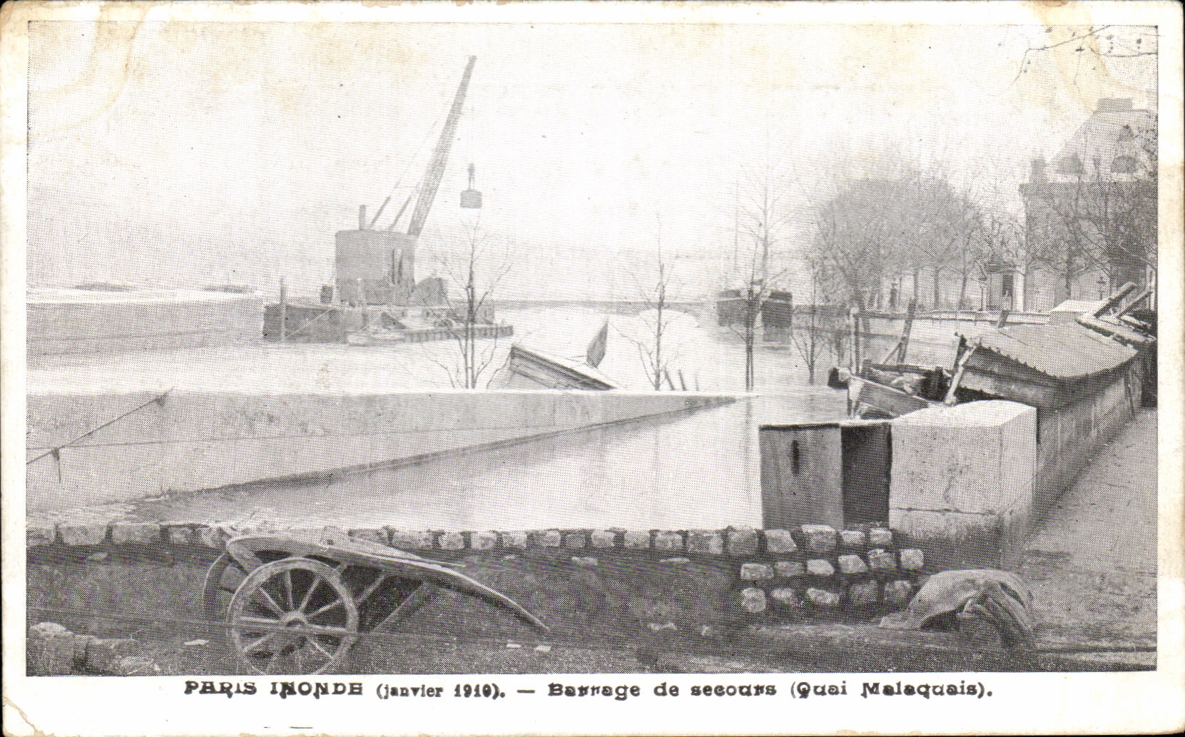 Paris inondé (janvier 1910) — Barrage de secours (Quai Malaquais)