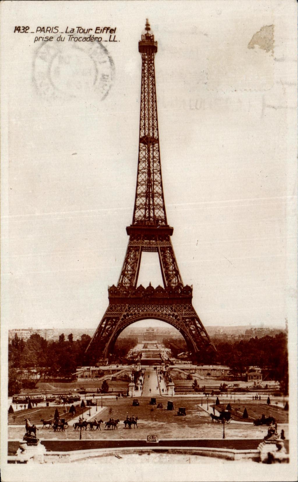 CPA Paris La Tour Eiffel prise du Trocadero