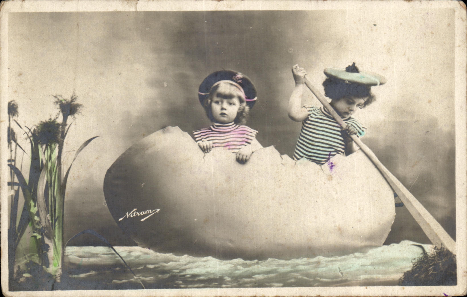 CPA Fantaisie Enfants Barque oeuf Marins