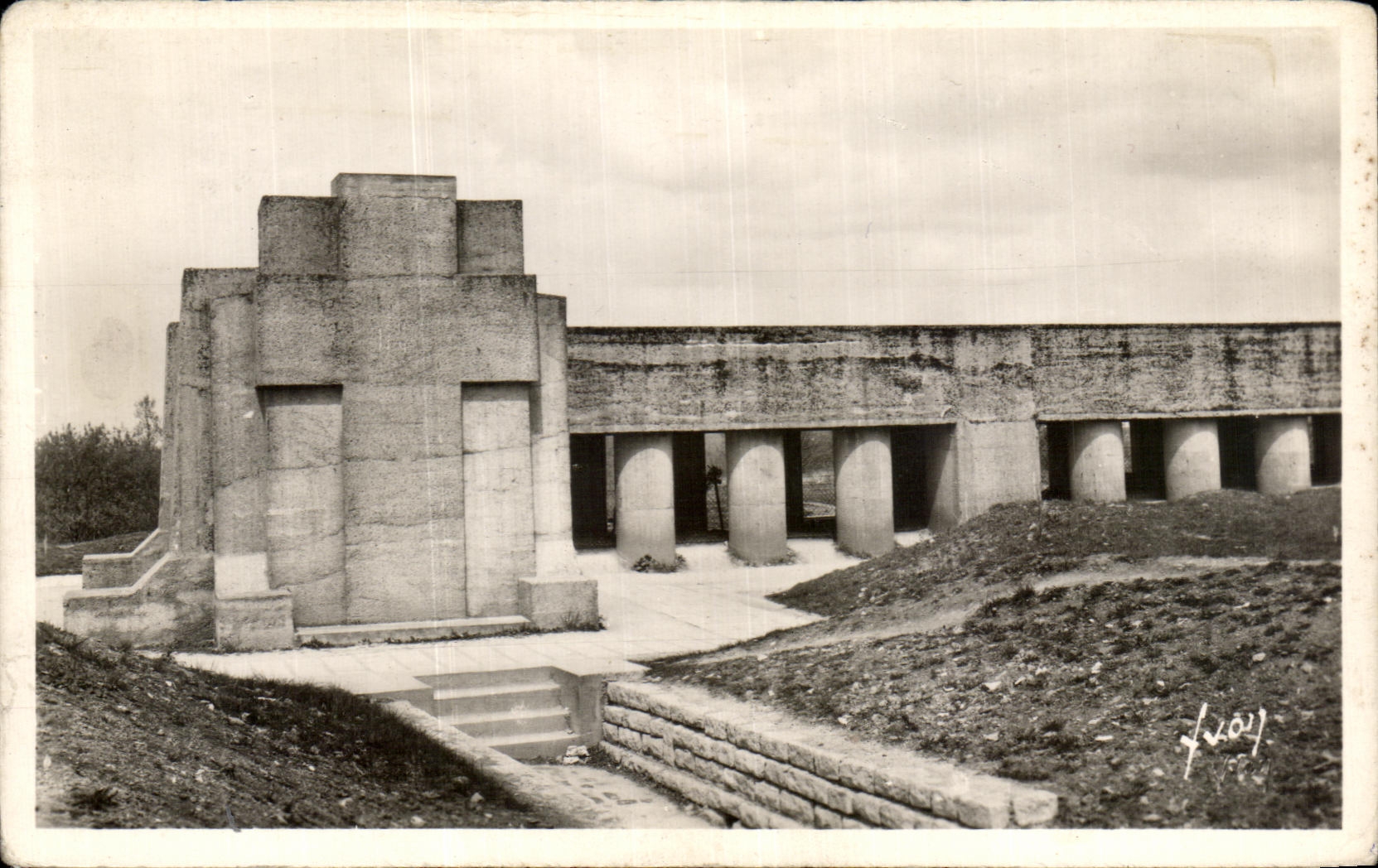 Verdun — Champs de bataille — Monument de la Tranchée des Baionnettes — A. Ventre, Architecte