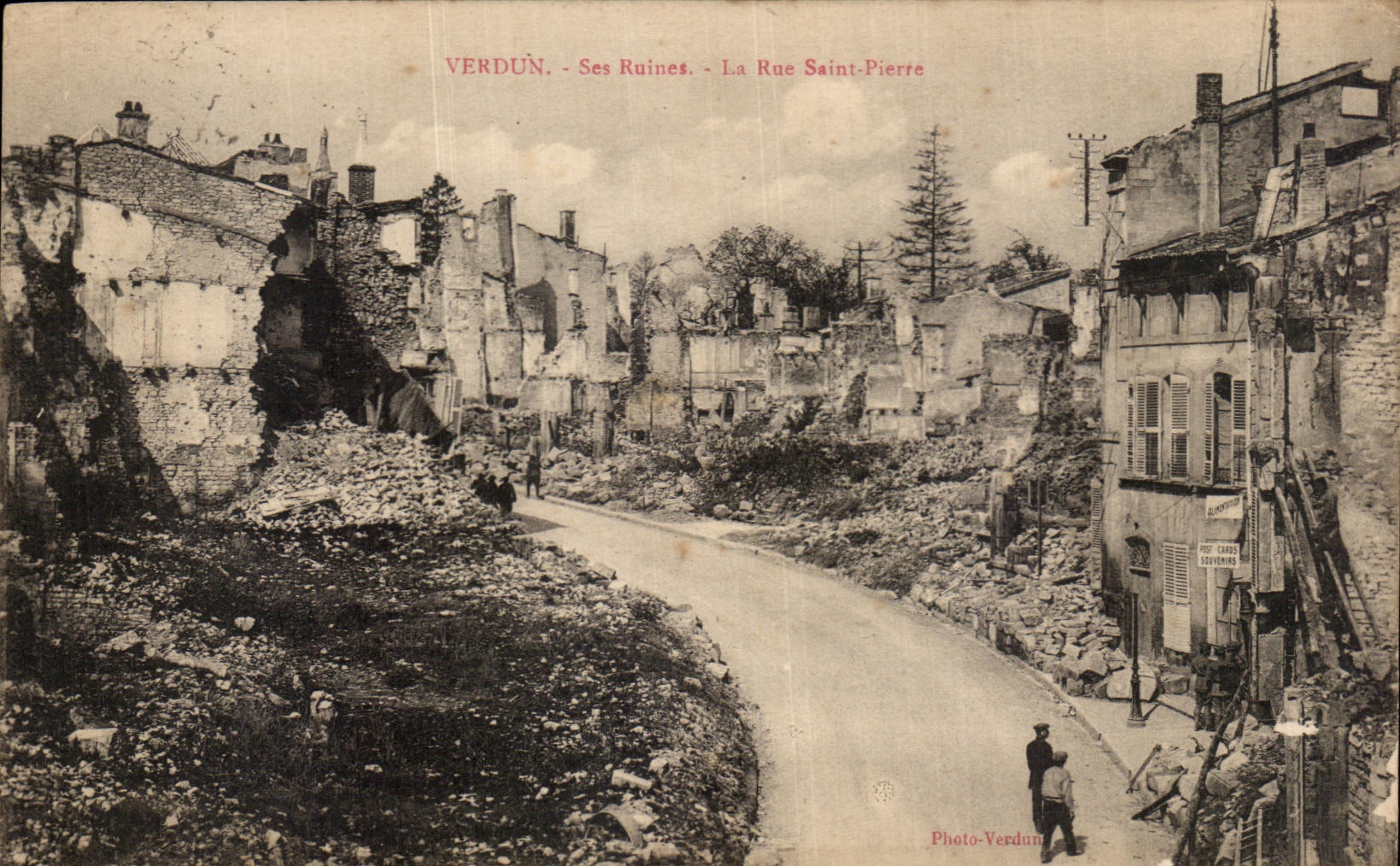 CPA Verdun Ses Ruinel La Rue Saint Pierre Militaria
