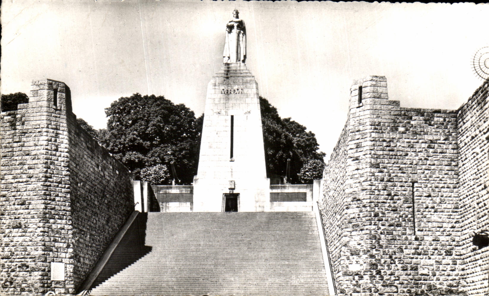 Verdun — Denkmal der Sieg — Combier Imp. Macon